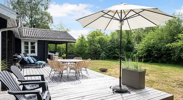 Vakkert tømmerhus ved natur og strand