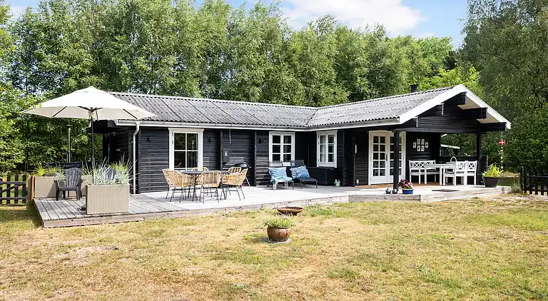 Vakkert tømmerhus ved natur og strand