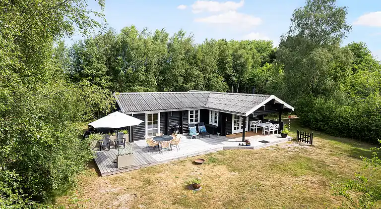 Vakkert tømmerhus ved natur og strand