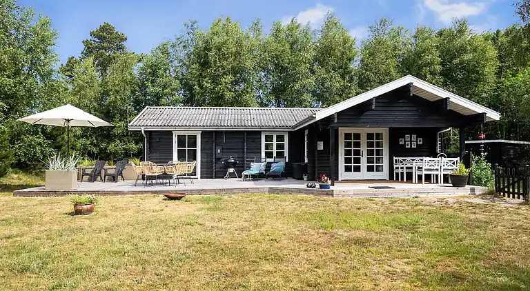 Vakkert tømmerhus ved natur og strand