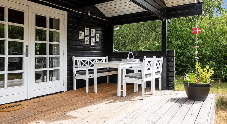 Vakkert tømmerhus ved natur og strand