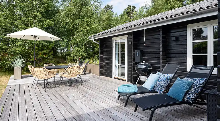 Vakkert tømmerhus ved natur og strand