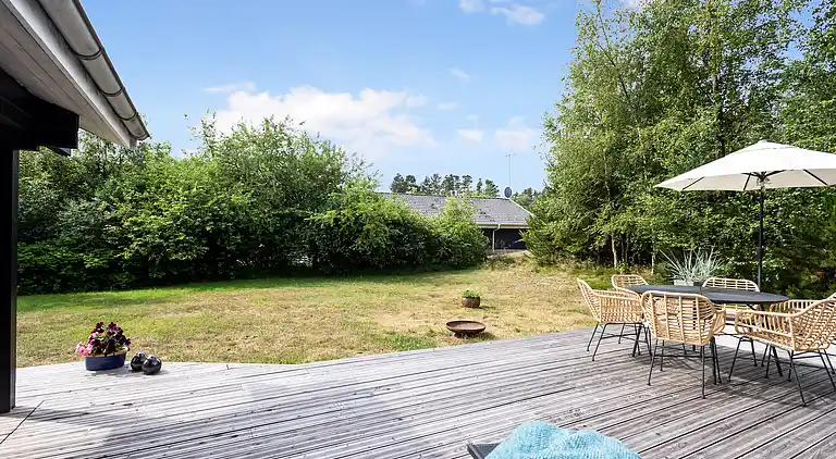 Vakkert tømmerhus ved natur og strand