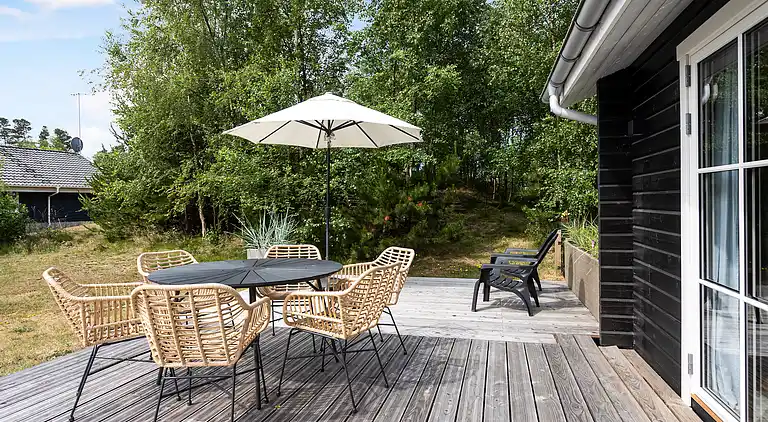 Vakkert tømmerhus ved natur og strand