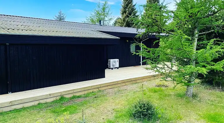 Sommerhus til 2 familier ved vand og boldbaner