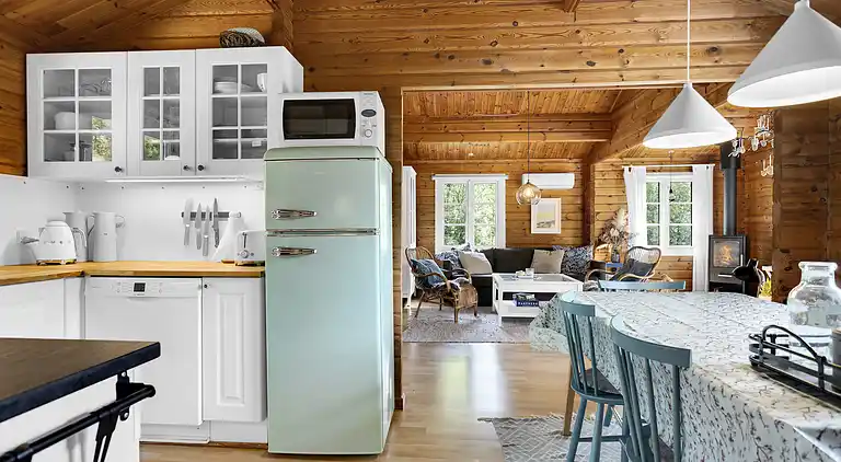 Vakkert tømmerhus ved natur og strand