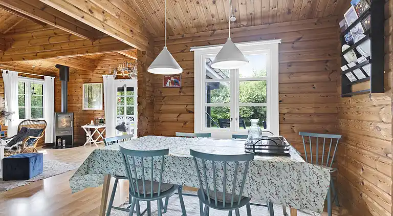 Vakkert tømmerhus ved natur og strand