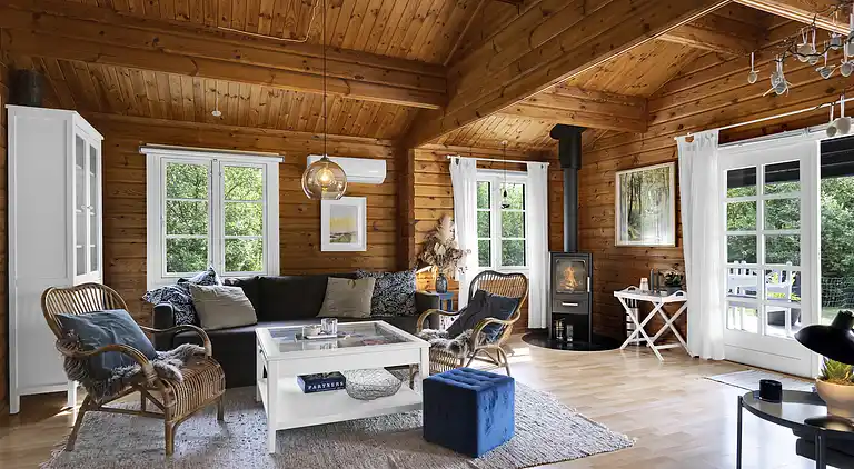 Vakkert tømmerhus ved natur og strand