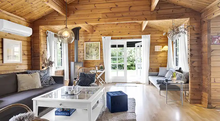 Vakkert tømmerhus ved natur og strand