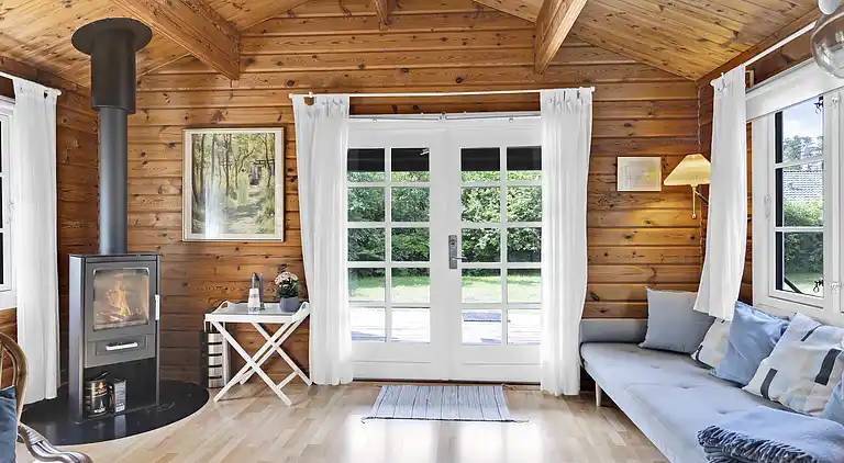 Vakkert tømmerhus ved natur og strand