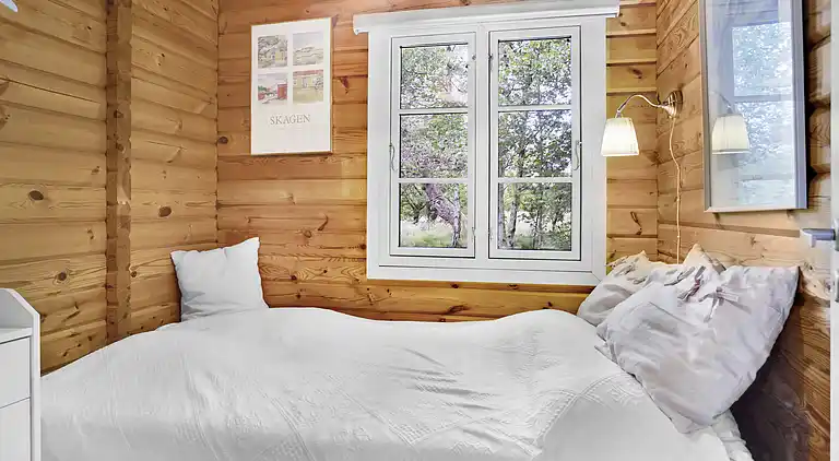 Vakkert tømmerhus ved natur og strand