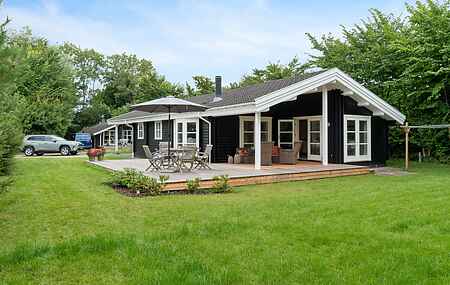 summer cottage with jacuzzi and sauna