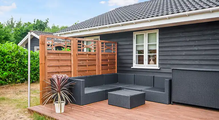 Nyt moderne sommerhus nær strand og by