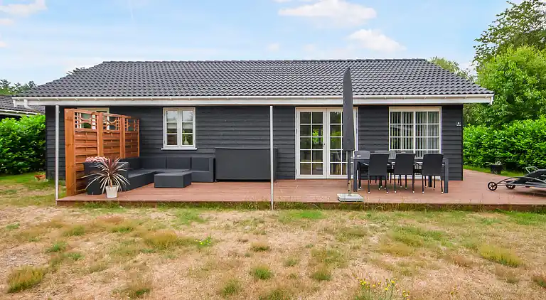 Nyt moderne sommerhus nær strand og by