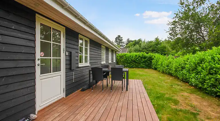 Nyt moderne sommerhus nær strand og by