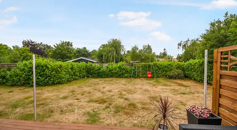 Nyt moderne sommerhus nær strand og by