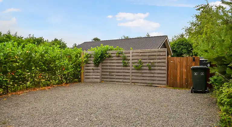 Nyt moderne sommerhus nær strand og by