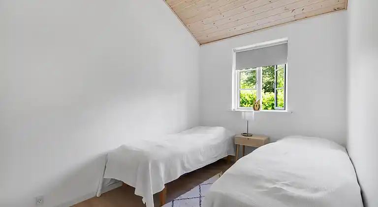 Nyt moderne sommerhus nær strand og by