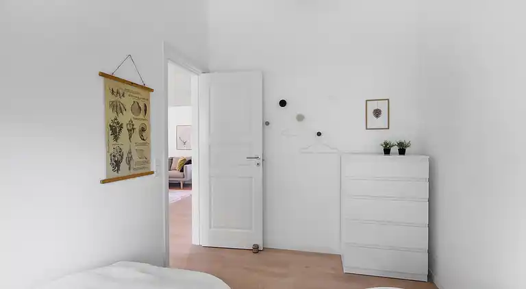 Nyt moderne sommerhus nær strand og by