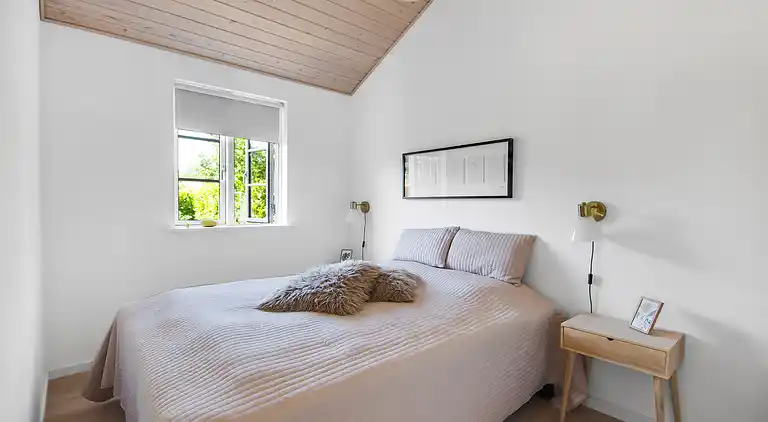 Nyt moderne sommerhus nær strand og by