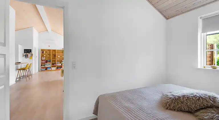 Nyt moderne sommerhus nær strand og by