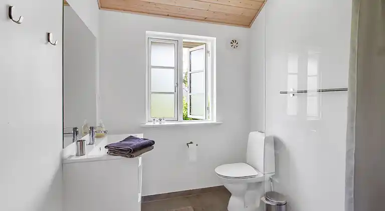 Nyt moderne sommerhus nær strand og by