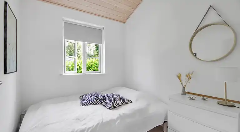 Nyt moderne sommerhus nær strand og by