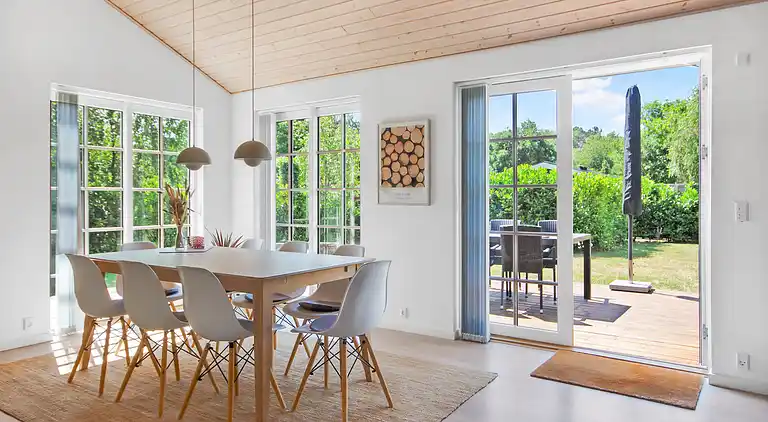 Nyt moderne sommerhus nær strand og by