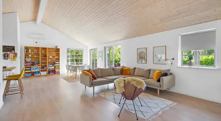 Nyt moderne sommerhus nær strand og by