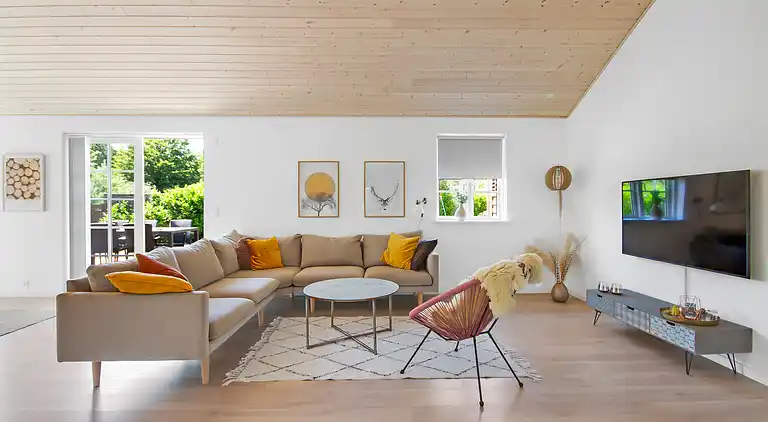 Nyt moderne sommerhus nær strand og by