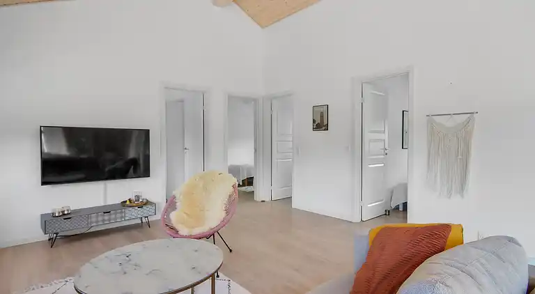 Nyt moderne sommerhus nær strand og by