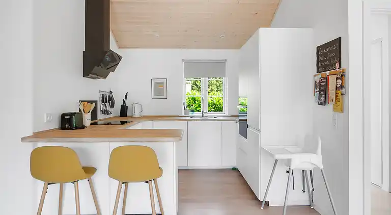 Nyt moderne sommerhus nær strand og by