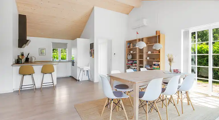 Nyt moderne sommerhus nær strand og by