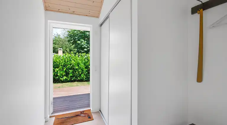 Nyt moderne sommerhus nær strand og by