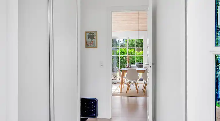 Nyt moderne sommerhus nær strand og by