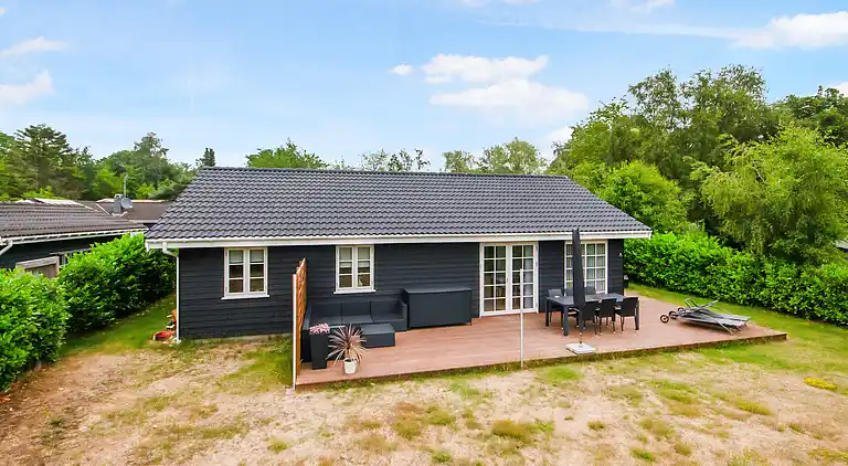 Nyt moderne sommerhus nær strand og by