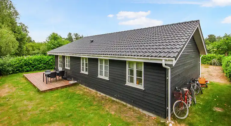 Nyt moderne sommerhus nær strand og by