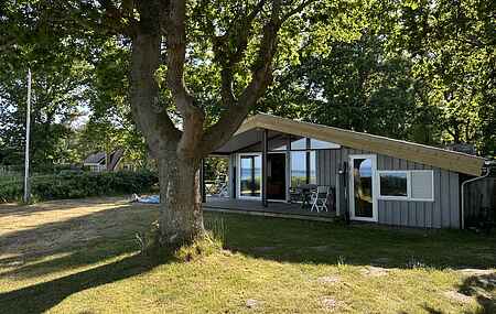 Holiday house in 1st row to nice beach