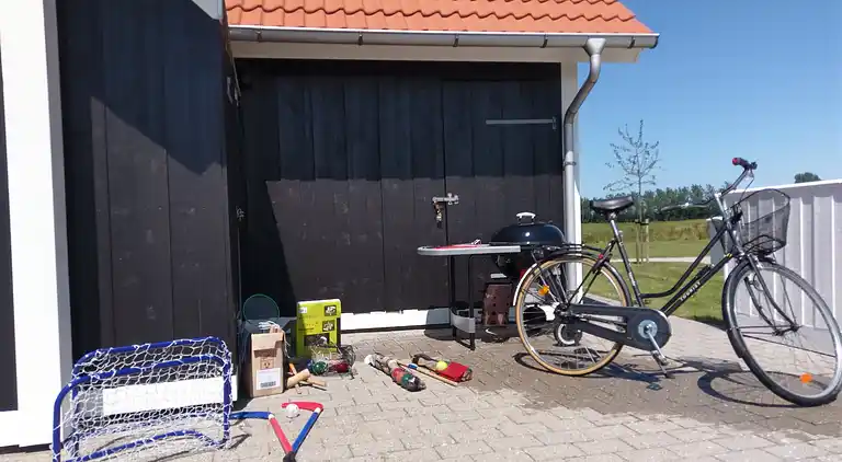 Hyggelig, central og moderne sommerhus nær havet