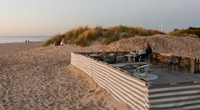 Nyrenoveret og moderne sommerhus tæt på stranden