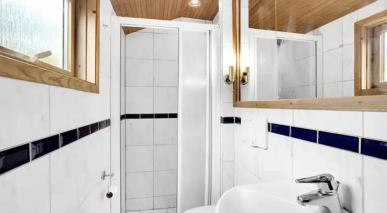 Kystnært sommerhus i Rågeleje  med havkig