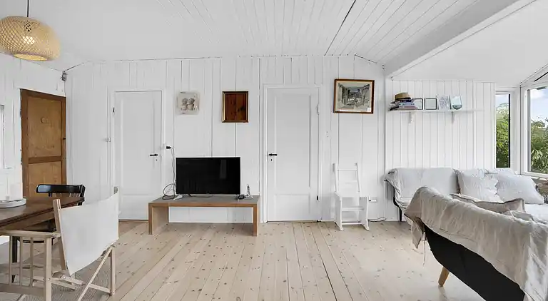 Kystnært sommerhus i Rågeleje  med havkig