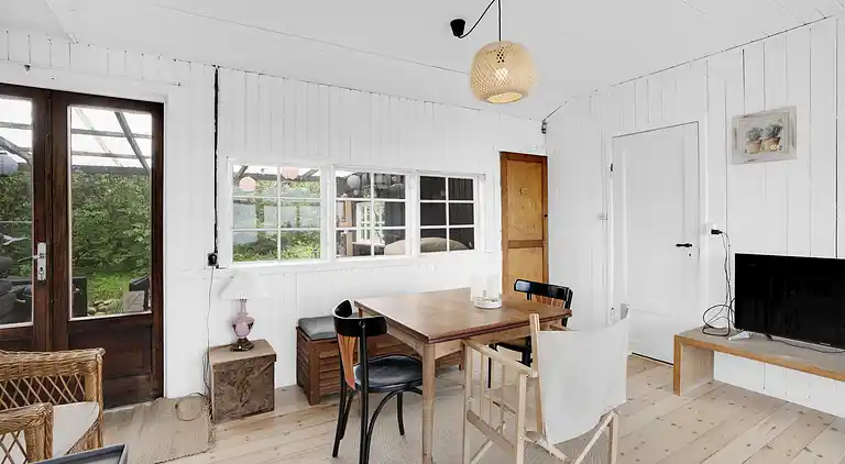 Kystnært sommerhus i Rågeleje  med havkig