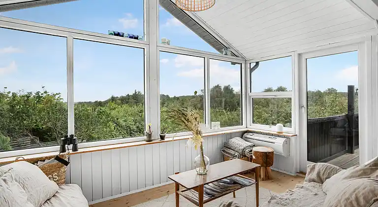 Kystnært sommerhus i Rågeleje  med havkig