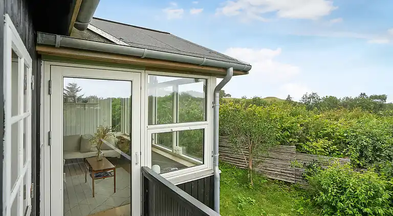 Kystnært sommerhus i Rågeleje  med havkig