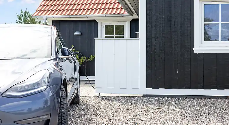 Hyggelig, central og moderne sommerhus nær havet