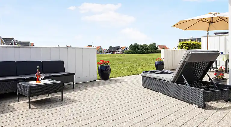 Hyggelig, central og moderne sommerhus nær havet