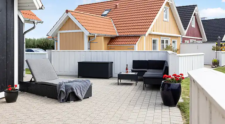 Hyggelig, central og moderne sommerhus nær havet