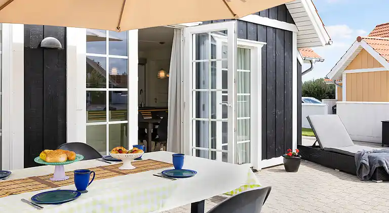 Hyggelig, central og moderne sommerhus nær havet