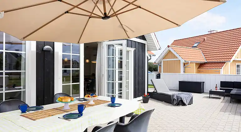 Hyggelig, central og moderne sommerhus nær havet